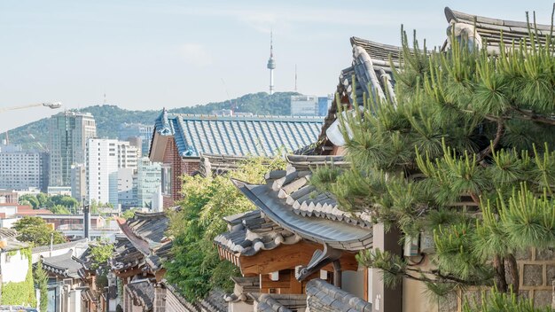 Foto gebautes gebäude mit bäumen im hintergrund