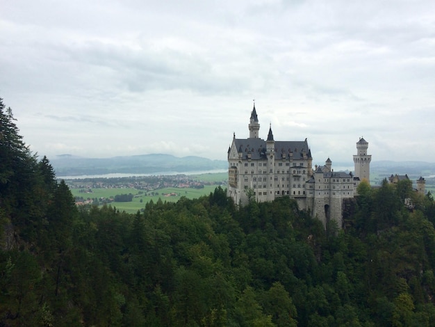 Gebautes Gebäude und Bäume gegen Wolken