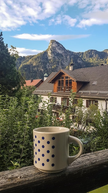 Foto gebautes gebäude und berge gegen den himmel