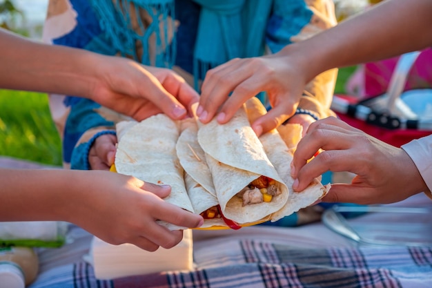 Geben Sie allen beim Picknick Essen