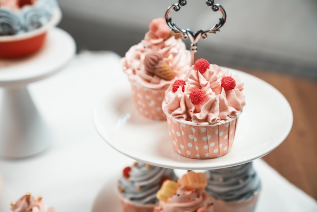 Foto geben sie ein stück cupcake auf einem weißen stehkuchen mit teepott-satz tastemaker