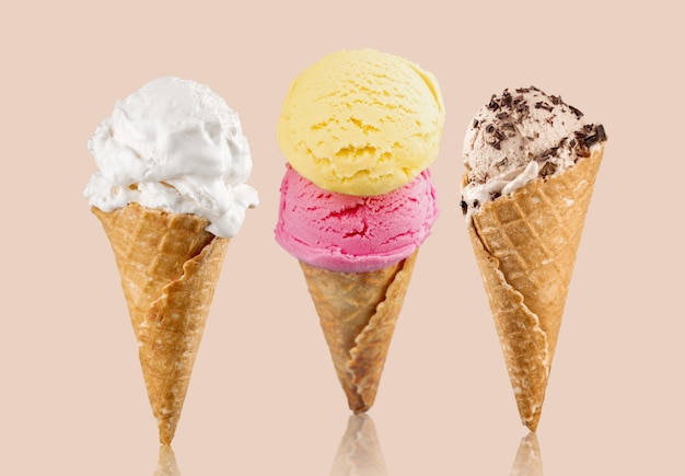 Geben Sie sich eine Schüssel unseres klassischen Vanille-Eis, das in Schokoladensirup getränkt ist.