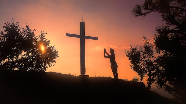 Gebet einer Frau in einem Kreuz