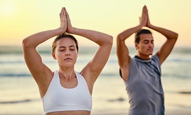 Gebet Hände Yoga Meditation und Paar am Strand im Freien für Gesundheit und Wellness Sonnenuntergang Pilates Fitness und Mann und Frau mit namaste Hand posieren für Zen-Chakra-Training und Achtsamkeitsübung