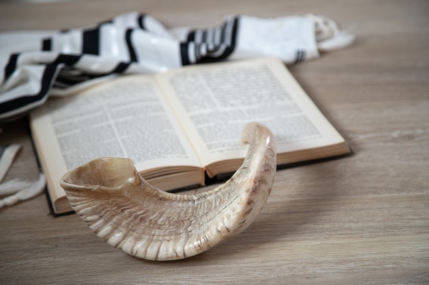 Gebetbuch und Shofar (Horn), Talit jüdische religiöse Symbole. Schabbat- und Jom-Kippur-Konzept