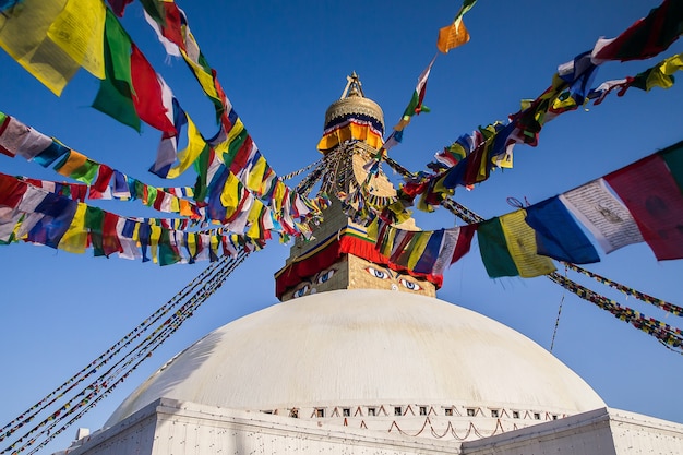 Gebets-Flaggen an Haupt-Boudhanath-stupa in Kathmandu, Nepal