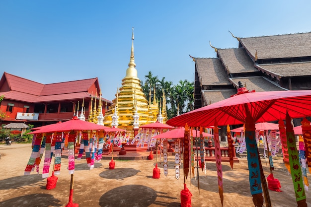 Gebetsfahnen tung Hang mit Regenschirm oder traditioneller Nordflaggenfall auf Sandpagode im Phan Tao-Tempel