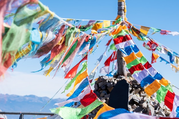 Gebetsfahnen und Stupa auf dem Gipfel des Shika Snow Mountain