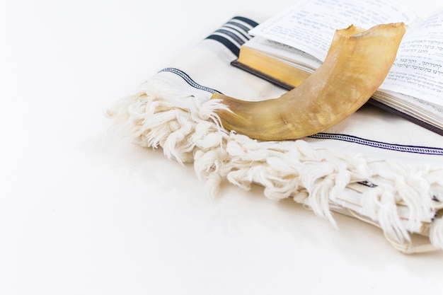 Gebetsschal Tallit Gebetbuch und Schofar-Horn jüdische religiöse Symbole Rosch Haschana jüdisch