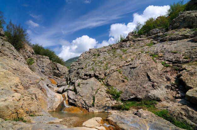 Gebirgsbach fließt durch Steine