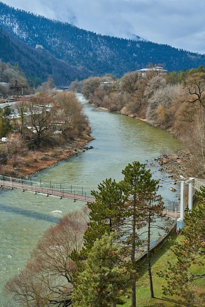 Gebirgsfluss durch die Stadt Ansicht von oben