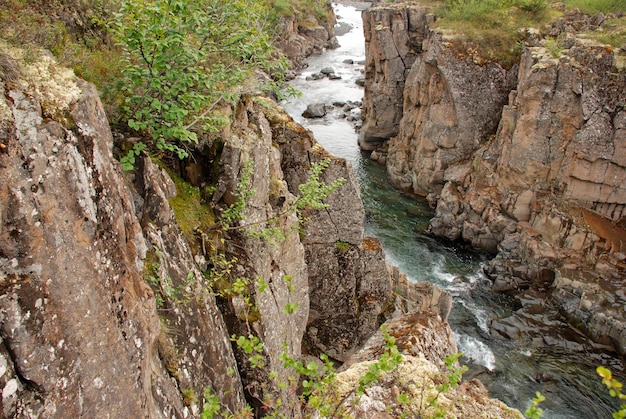 Gebirgsfluss in den Felsen