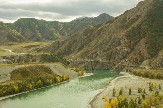 Gebirgsfluss zwischen Hochgebirgen.