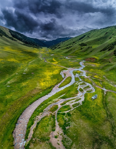 Gebirgsflusstal-Panoramalandschaft