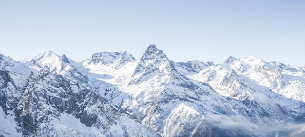 Gebirgsgletscherpanorama mit blauem Himmel und Schnee