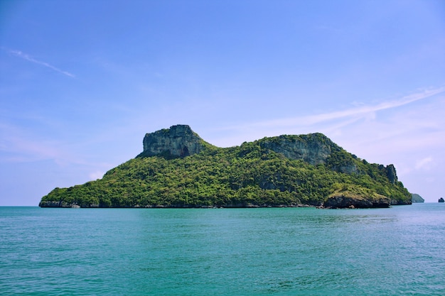 Gebirgsinselklippe und blaues Meer in Thailand