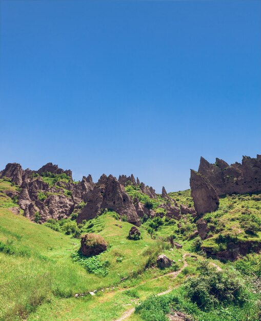 Gebirgsklippen und blauer Himmel