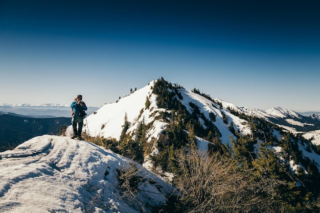 Gebirgskoniferenwald im Schneetouristenfrühlingswinter