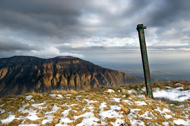 Foto gebirgslandschaft im winter stürmischer, mit wolken bedeckter himmel alpe del nevegal belluno italien