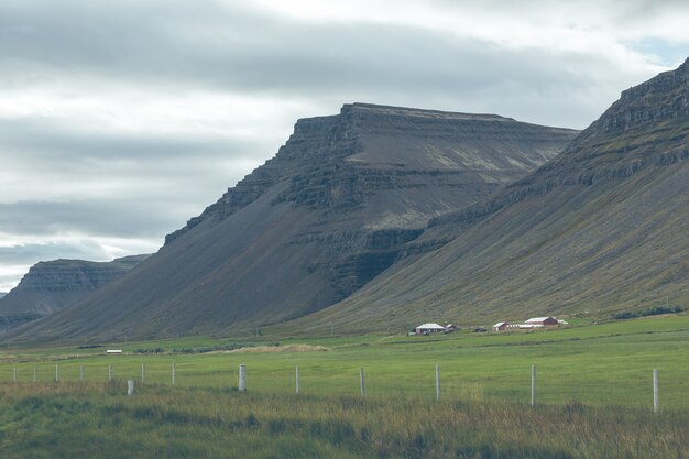 Gebirgslandschaft mit isländischen Häusern