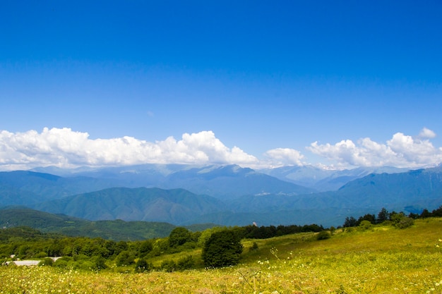 Gebirgslandschaft und Ansicht des kaukasischen Gebirges in Racha