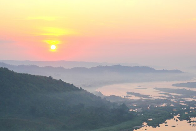 Gebirgsnebel und Sonnenaufgangansicht von Phu Huay Isan in Nong Khai, Thailand.