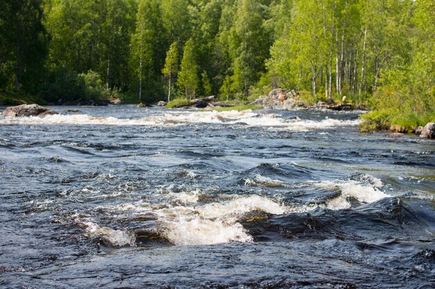 Gebirgsnördliche Flüsse mit einer Schwelle und einem Wasserfall der Republik Karelien