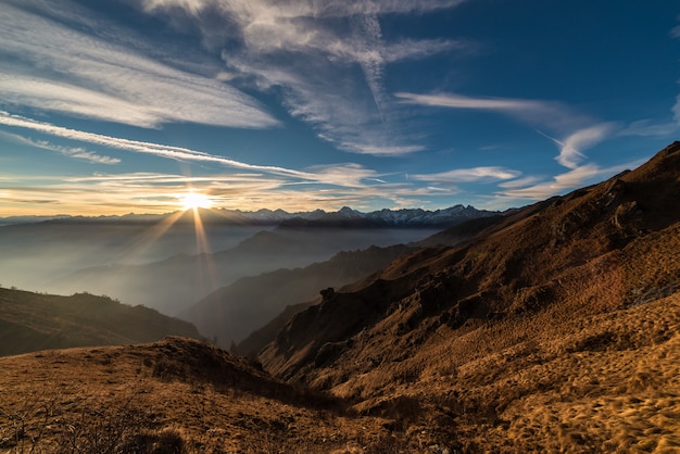 Gebirgsschattenbild und erstaunlicher Himmel bei Sonnenuntergang