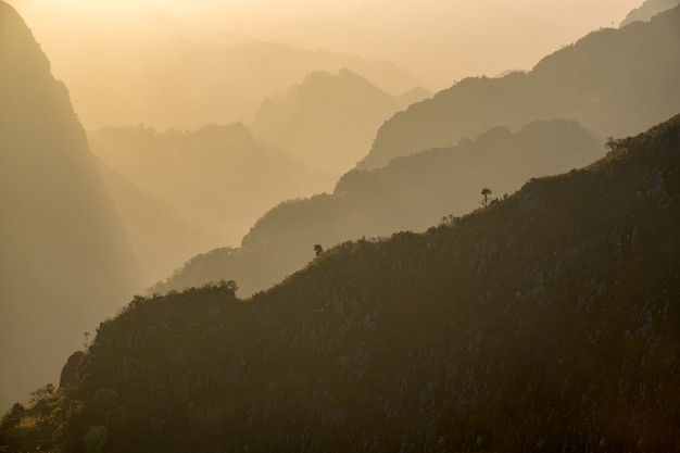 Foto gebirgsschattenbilder bei dem sonnenuntergang, nationalpark chiang dao. thailand