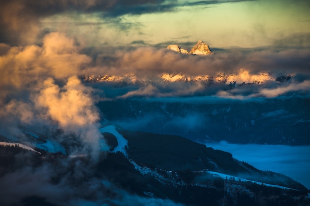 Gebirgsskiort Kaprun Österreich - Natur- und Sporthintergrund.