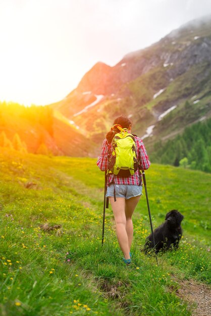 Gebirgsspur eines Mädchens mit ihrem Hund