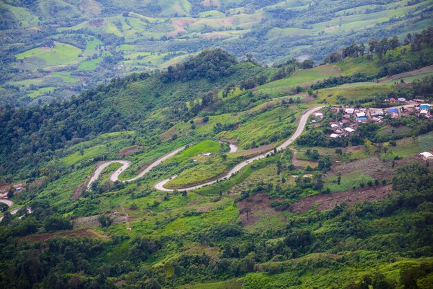 Gebirgsstraße an (phu tubberk) in Nationalpark Phu Hin Rong Kla