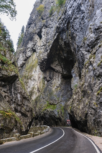 Gebirgsstraße in der Bicaz-Schlucht, Rumänien, am späteren Herbst