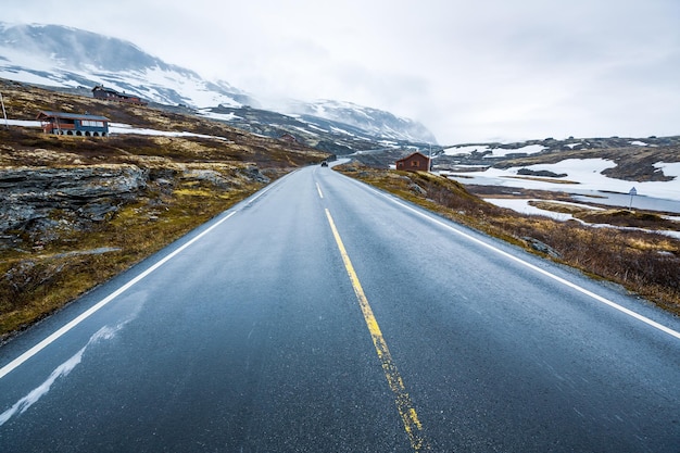 Gebirgsstraße in Norwegen, um den Nebel und den Schnee.