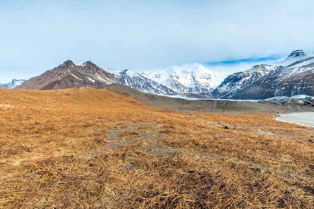 Gebirgstäler gefrorener See und Wiese nahe Gletscher in Island