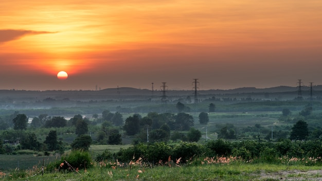 Gebirgstal bei Sonnenaufgang. Natürliche Sommerlandschaft