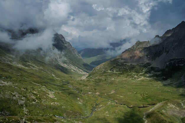 Gebirgstal mit Bächen Touristenort Arkhyz