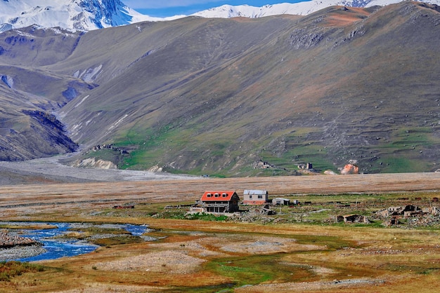 Gebirgstallandschaft in Georgia