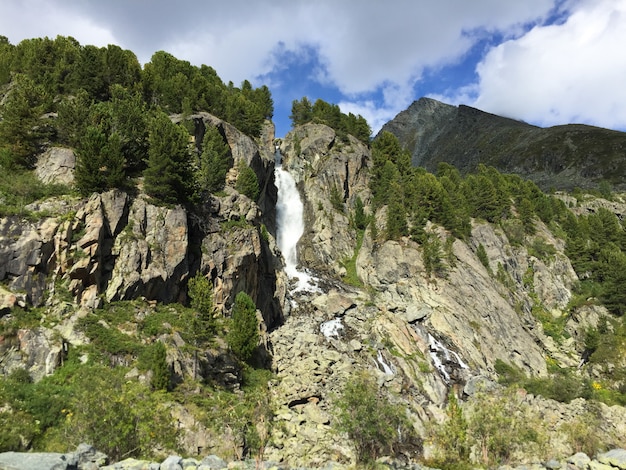 Gebirgswasserfall zwischen den Felsen