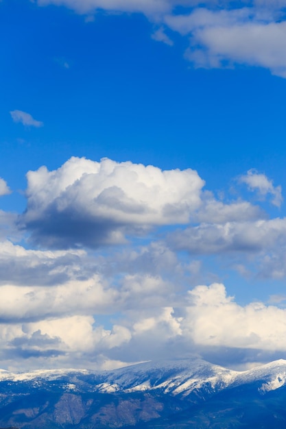 Gebirgszug mit blauem Himmel und Wolken