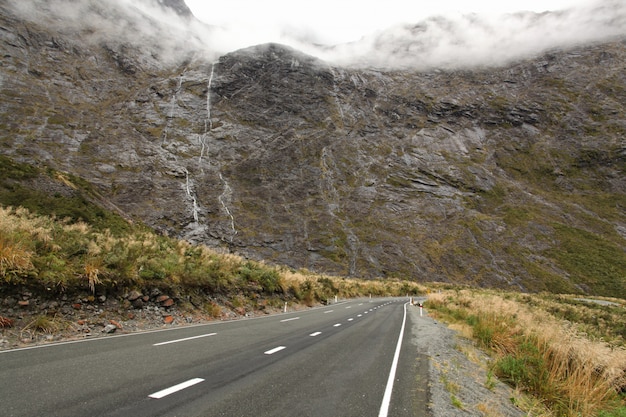 Gebirgszug mit Wasserfall entlang Milford Sound-Straße, Fjordland von Neuseeland