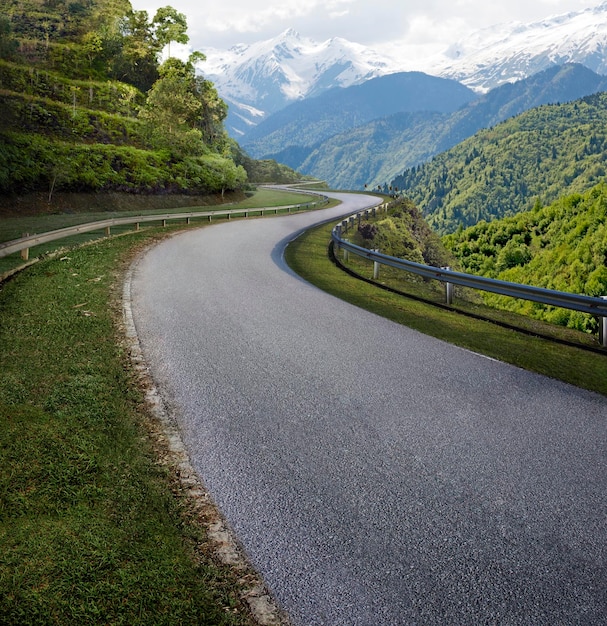 Gebogene Asphaltstraße im Hochgebirge