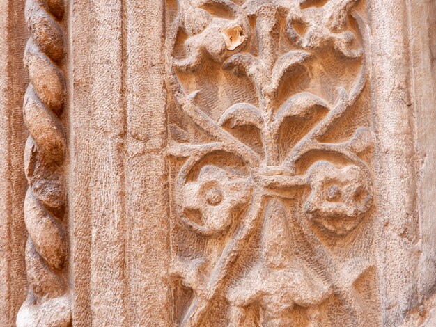 Gebogene, detaillierte, verzierte Fassade auf einem alten mittelalterlichen Gebäude in Toledo, Spanien