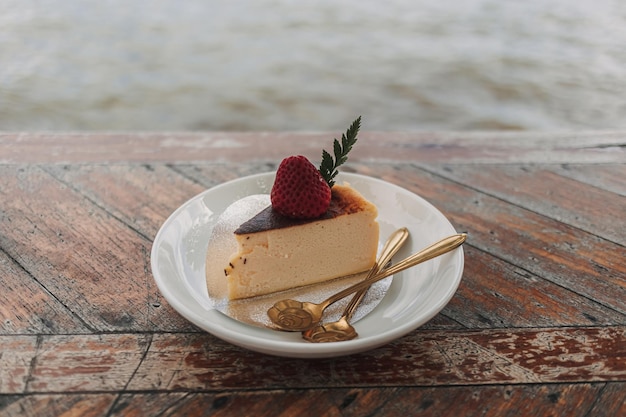 Gebrannter käsekuchen mit erdbeeren auf dem tisch serviert