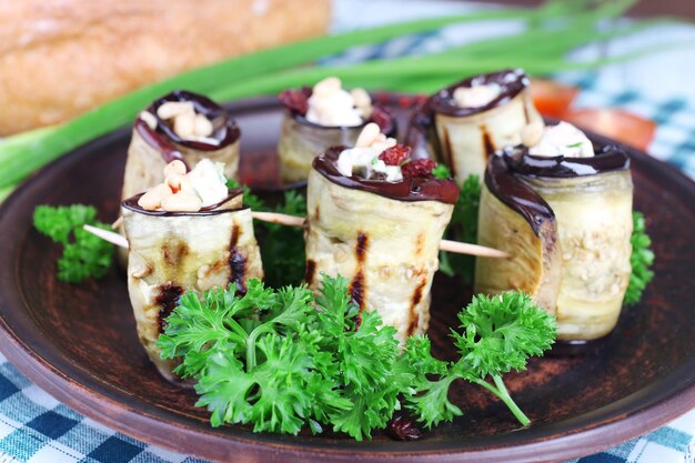 Gebratene Aubergine mit Hüttenkäse, Petersilie und Brot auf Holzhintergrund