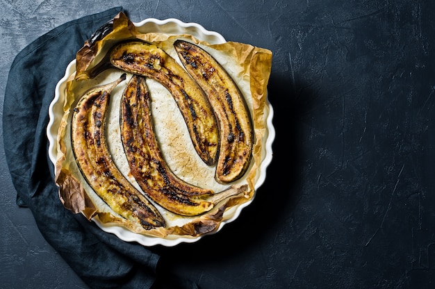 Gebratene Bananen mit Honig in einer Auflaufform.