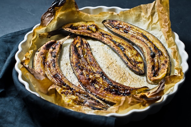 Gebratene Bananen mit Honig in einer Auflaufform.