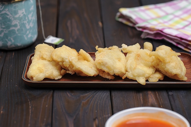 Gebratene Bananen sind Straßensnacks, die von Indonesiern sehr nachgefragt werden