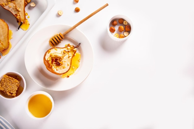 Gebratene Birnen mit Honig oder Ahornsirup mit Walnüssen Vegetarische Ernährung Gesundheit leckeres Dessert