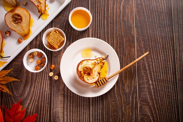 Gebratene Birnen mit Honig oder Ahornsirup mit Walnüssen Vegetarische Ernährung Gesundheit leckeres Dessert